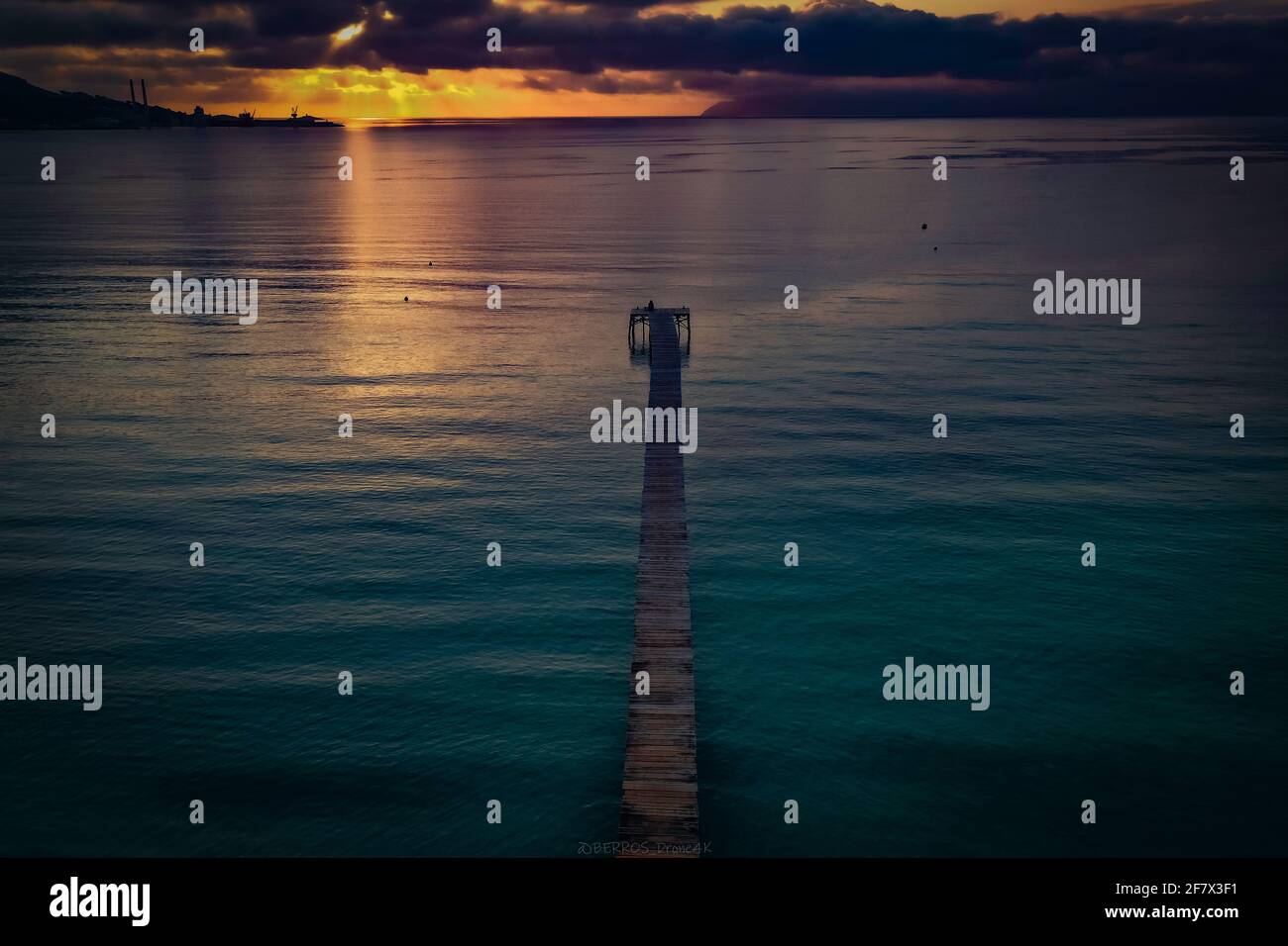 Alcudia Spring Sunrise femme sur le pont Banque D'Images