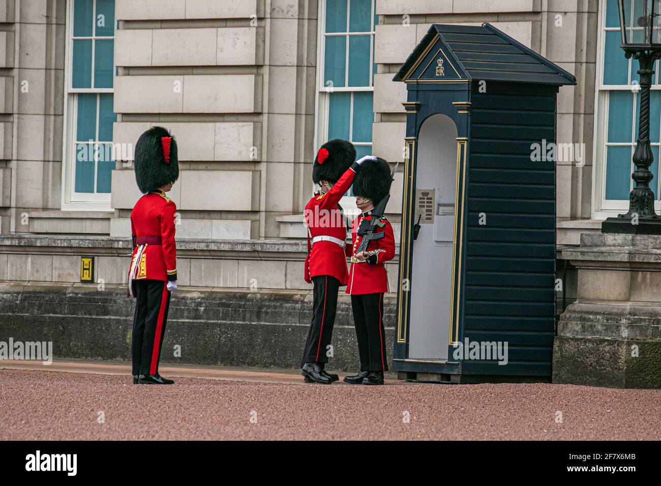 BUCKINGHAM PALACE LONDRES, ROYAUME-UNI 9 AVRIL 2021. Coldstream Guards inspectant la cour du palais de Buckingham un jour après le prince Philip, duc d'Édimbourg à l'âge de 99 ans, le 9 avril 2021 Credit amer ghazzal/Alay Live News Banque D'Images