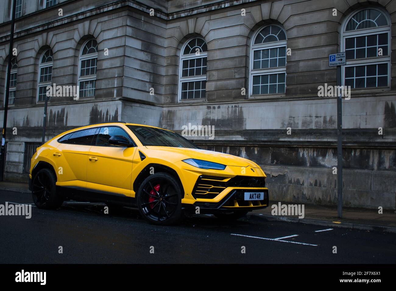 A 2019 jaune Giallo Auge Lamborghini Urus avec noir brillant Roues en alliage et étriers de frein rouges sur UNE ville de Manchester Rue du centre Banque D'Images