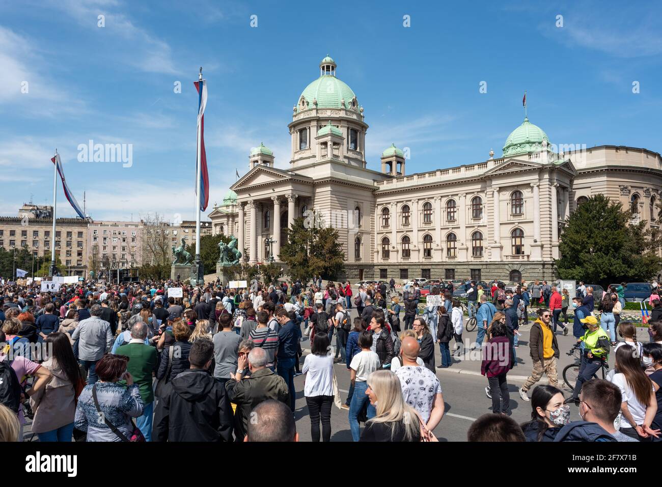 "Soulèvement écologique" manifestations contre la pollution de l'environnement devant l'Assemblée nationale de Serbie à Belgrade, Serbie, le mois d'avril Banque D'Images
