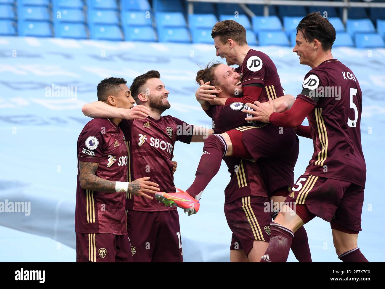 Stuart Dallas, de Leeds United (deuxième à gauche), célèbre le premier but du match de sa partie lors du match de la Premier League au Etihad Stadium de Manchester. Date de la photo: Samedi 10 avril 2021. Banque D'Images