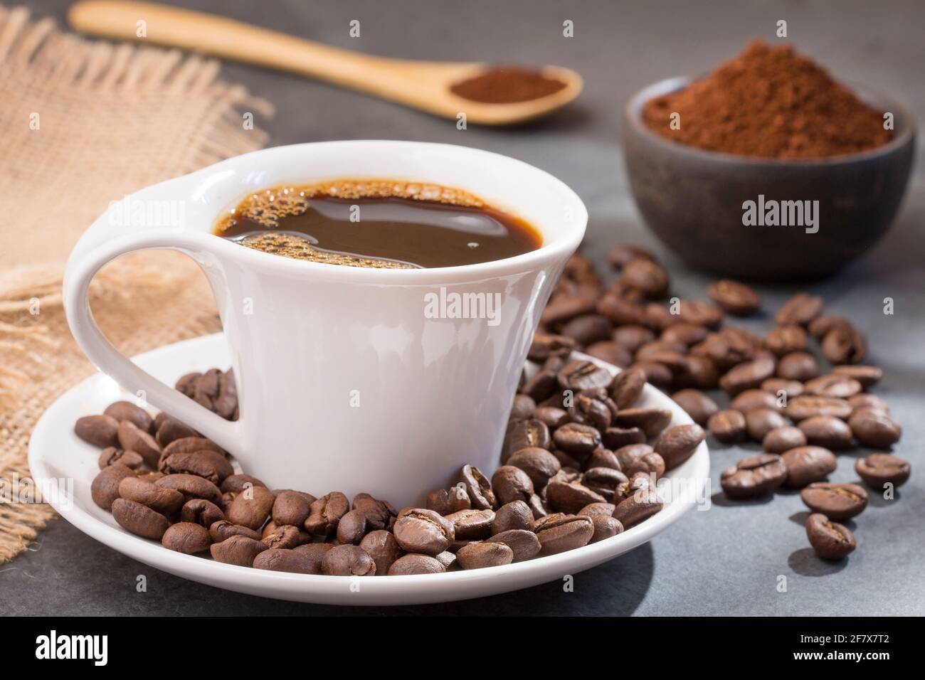 Du café chaud dans un sac à main. Coffea Banque D'Images