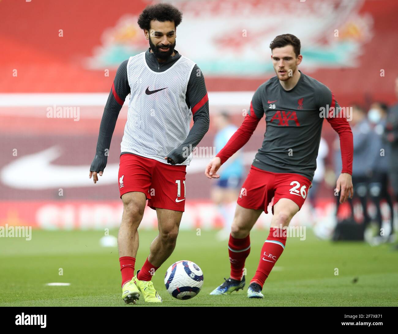 Mohamed Salah et Andrew Robertson de Liverpool se réchauffent avant le match de la Premier League à Anfield, Liverpool. Date de la photo: Samedi 10 avril 2021. Banque D'Images