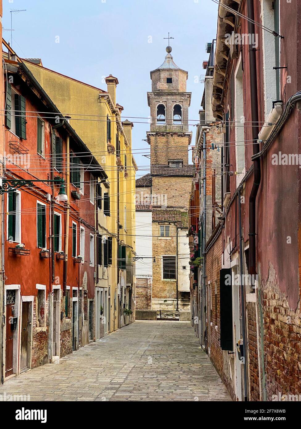 Photo colorée d'une petite rue pleine de files d'attente pour accrocher la blanchisserie à Venise, Italie. Pas de bateau, pas de personnes Banque D'Images
