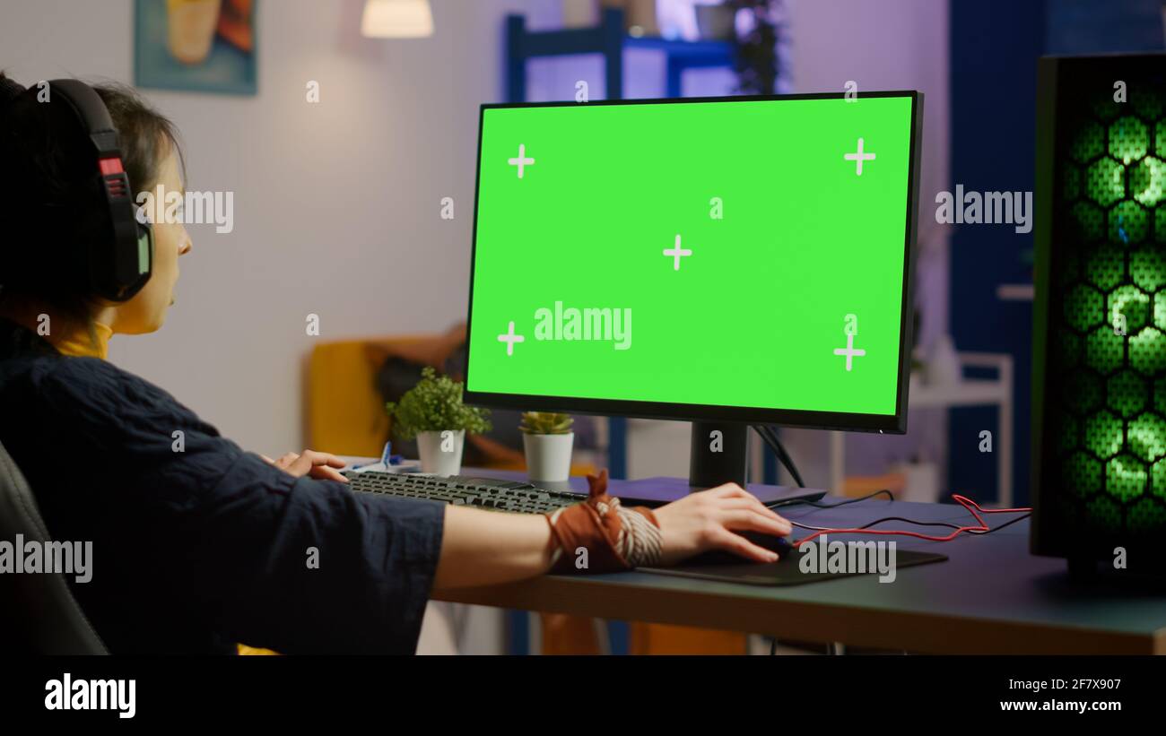 Jeu de femme pro sur un ordinateur puissant avec écran vert maquette de  couleur clé tout en streaming de compétition en ligne. Gamer utilisant un pc  avec des jeux de tir en
