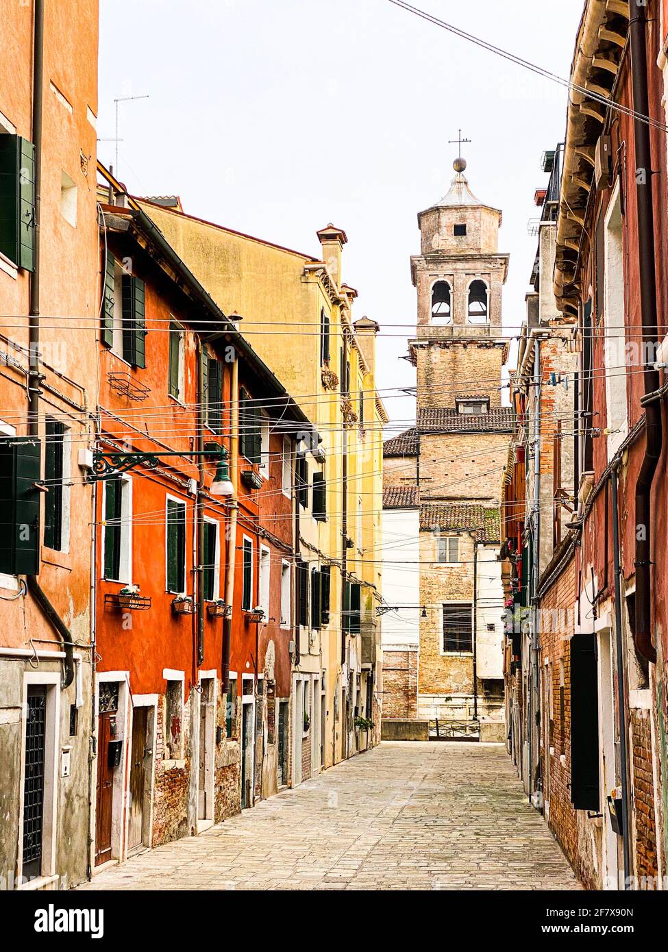 Photo colorée d'une petite rue pleine de files d'attente pour accrocher la blanchisserie à Venise, Italie. Pas de bateau, pas de personnes Banque D'Images