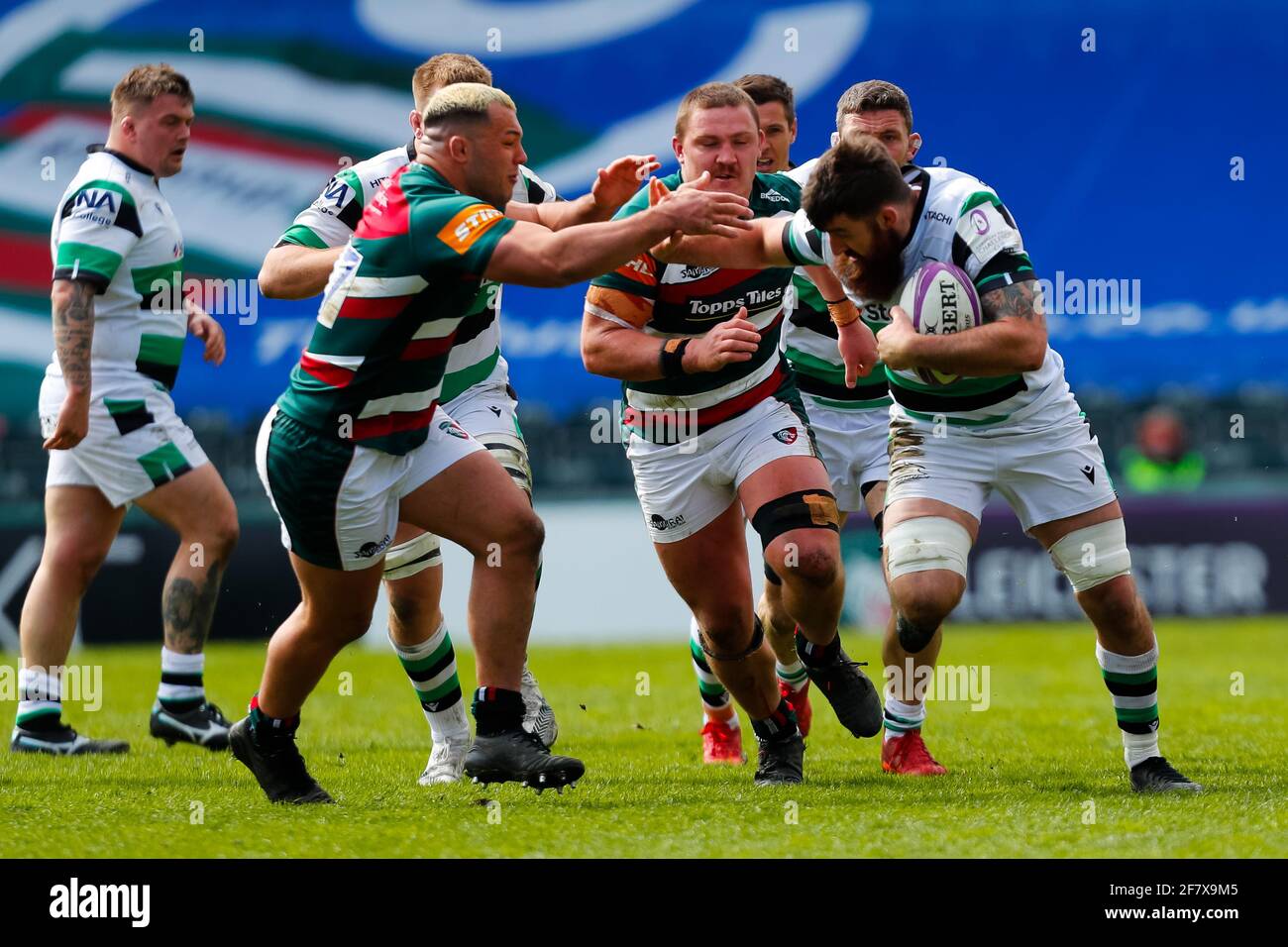 10 avril 2021 ; Mattoli Woods Welford Road Stadium, Leicester, Midlands, Angleterre ; European Rugby Challenge Cup, Leicester Tigers versus Newcastle Falcons ; Gary Graham de Newcastle Falcons sur la charge Banque D'Images