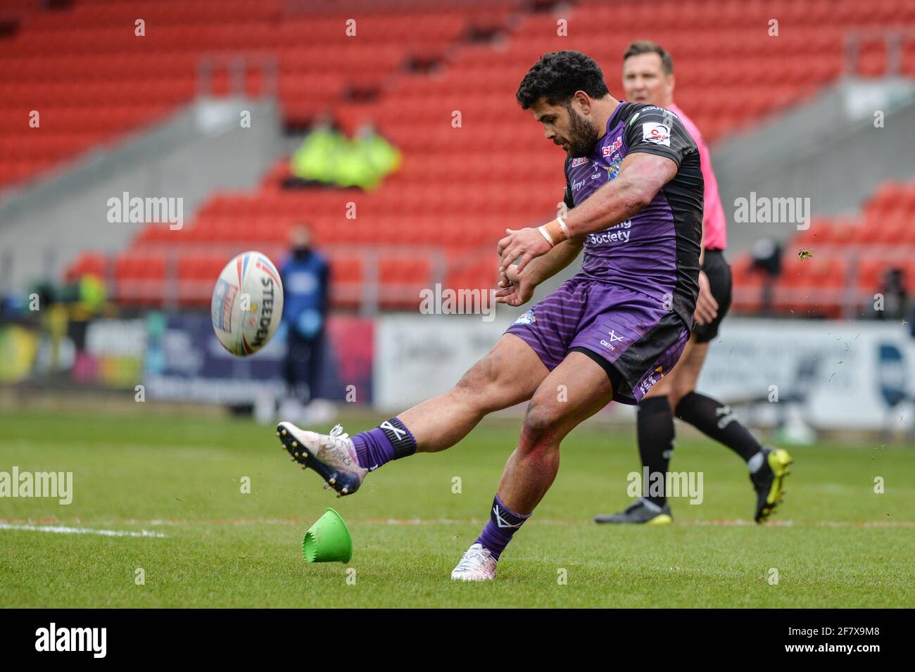 St. Helens, Angleterre - 10 avril 2021 - Rhyse Martin (12) de Leeds Rhinos commence la conversion lors de la coupe de défi de rugby à XV Betfred Round 3 St. Helens vs Leeds Rhinos au stade Totally Wicked, St. Helens, UK Dean Williams/Alay Live News Banque D'Images