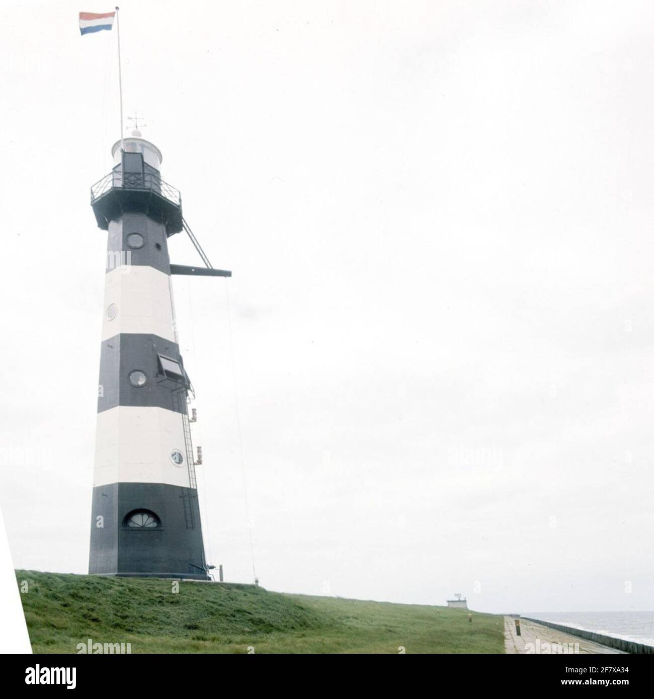 Le phare de Breskens de 17.50 m de haut (nom de la garde côtière : NieuweSluis) à partir de 1867. Le phare est maintenant un monument national et se trouve en fait à NieuweSluis à Breskens. Le bâtiment conique en fonte à 8 arêtes a été conçu par Quirinus Harder et a été réalisé par la Foundry Enthoven. Banque D'Images