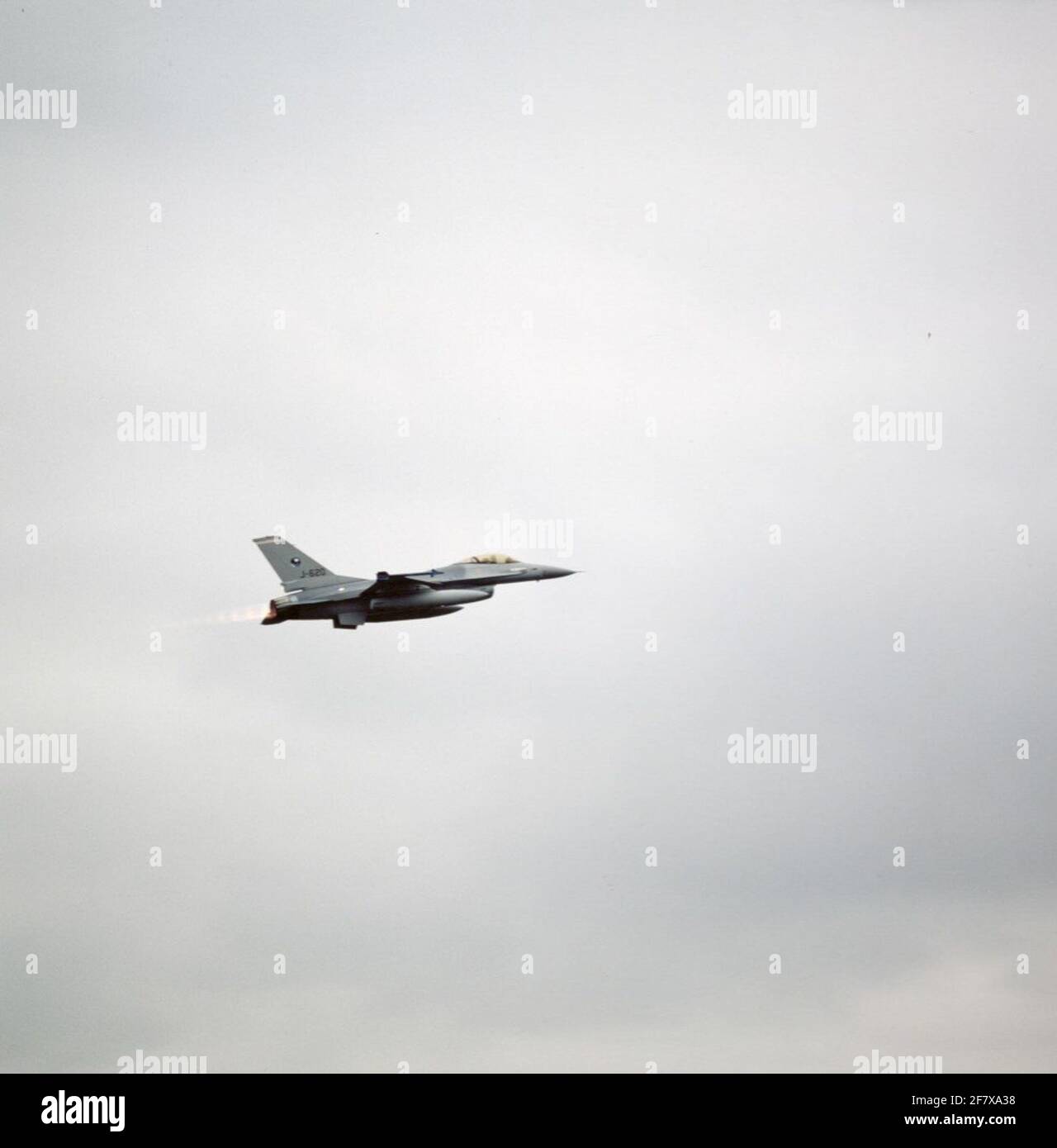 General Dynamics F-16A de l'escadron 311 en pratiquant des vols de nuit et de soir à la base aérienne de Leeuwarden. Banque D'Images