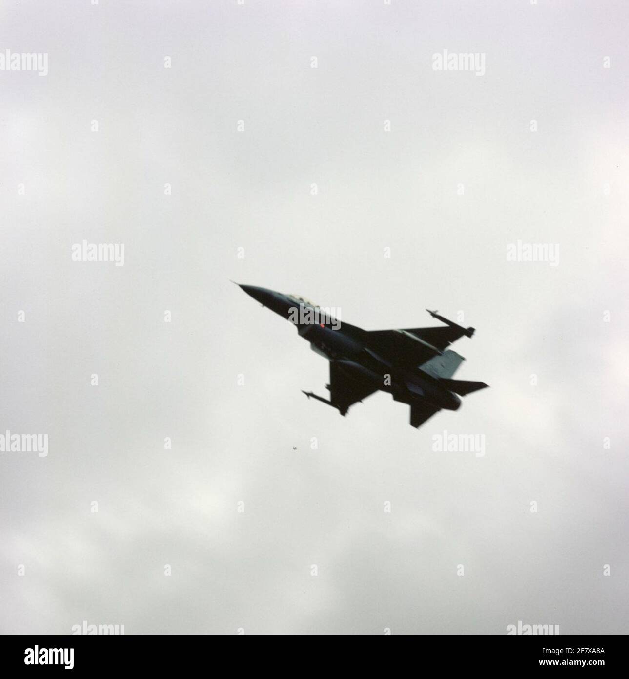 General Dynamics F-16A de l'escadron 311 en pratiquant des vols de nuit et de soir à la base aérienne de Leeuwarden. Banque D'Images