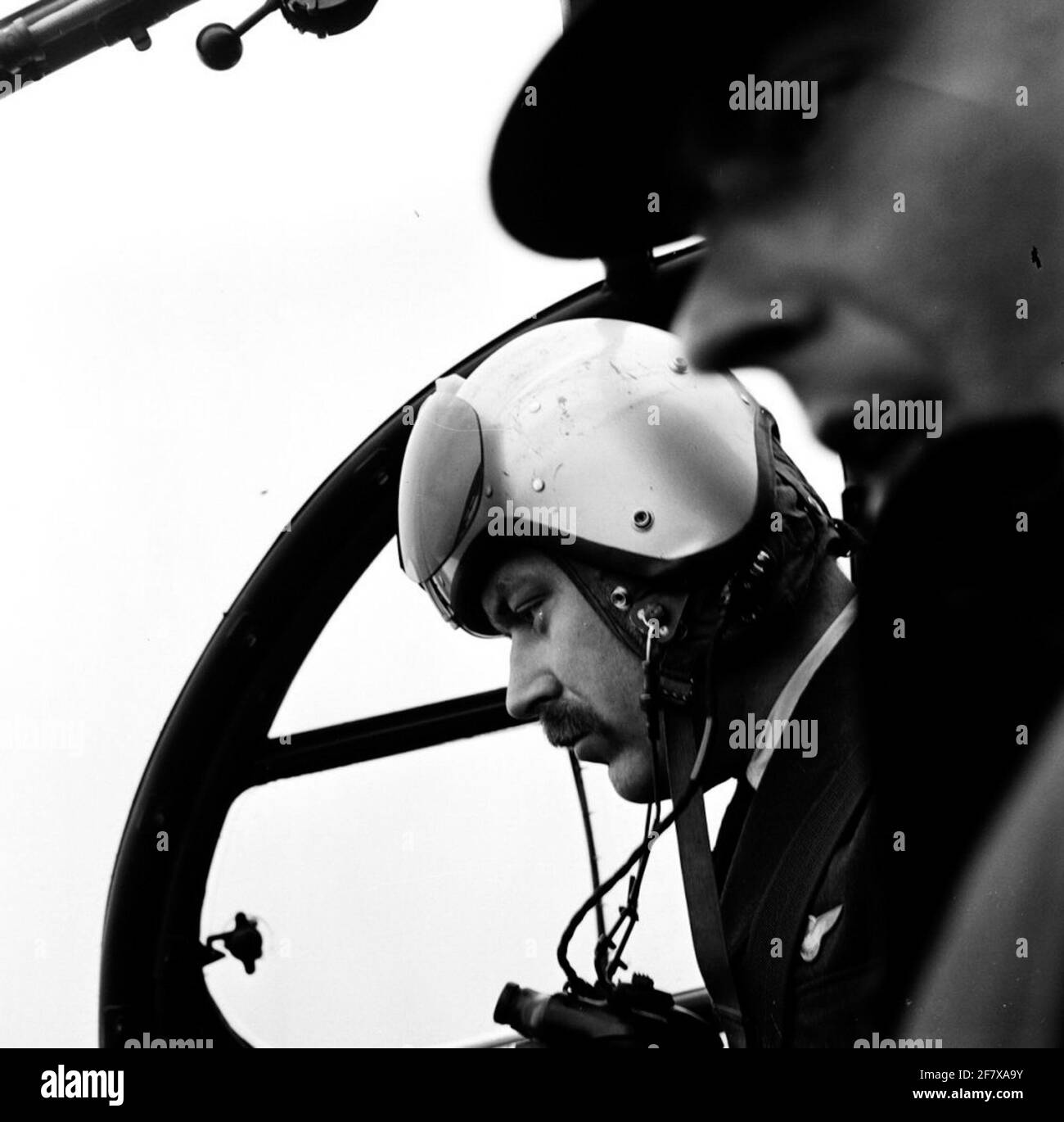 Inspecteur général Z.K.H. Le prince Bernhard quitte 41 brigades blindées après sa visite de travail avec un hélicoptère Alouette à l'aéroport de celle. Banque D'Images