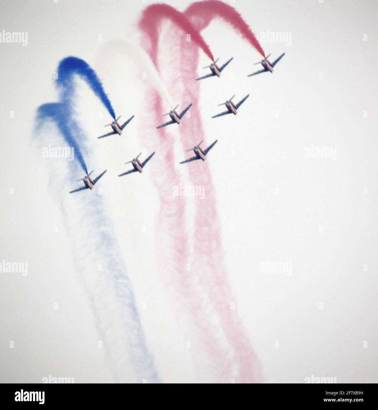 Huit avions alpha de l'équipe de démonstration de l'armée de l'air française Patrol de France lors d'un spectacle aérien. Banque D'Images