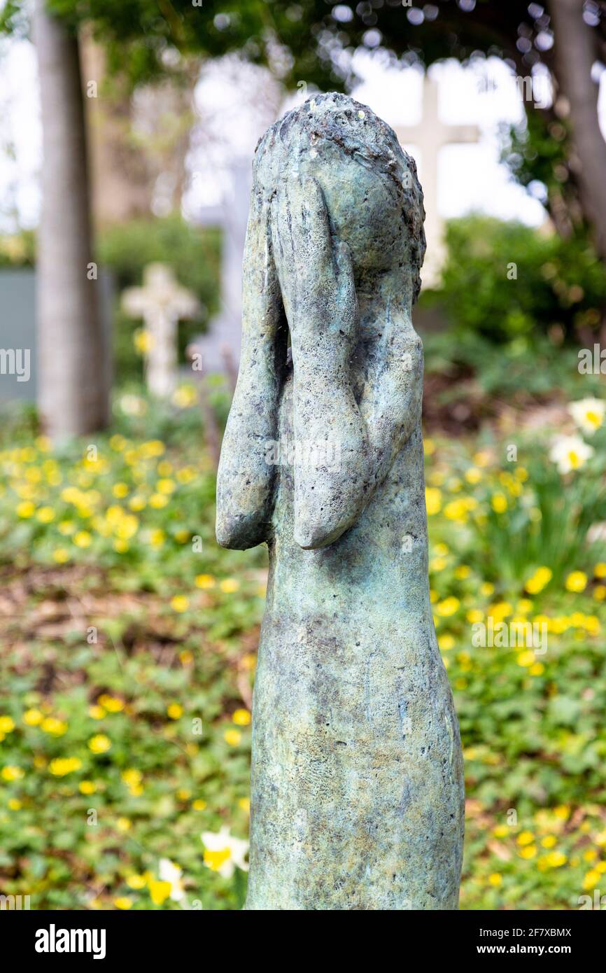 Sculpture en pleurs couvrant la face avec les mains sur la tombe du sculpteur autrichien Anna Mahler, Highgate Cemetery East, North London, Royaume-Uni Banque D'Images