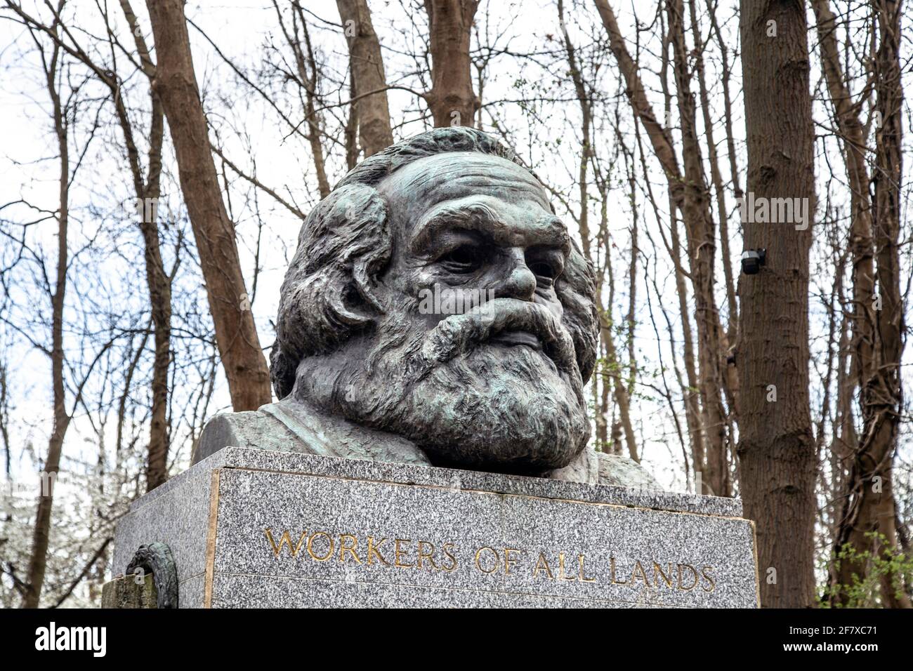 Buste de Karl Marx sur un piédestal à sa tombe, cimetière Highgate East, Londres, Royaume-Uni Banque D'Images