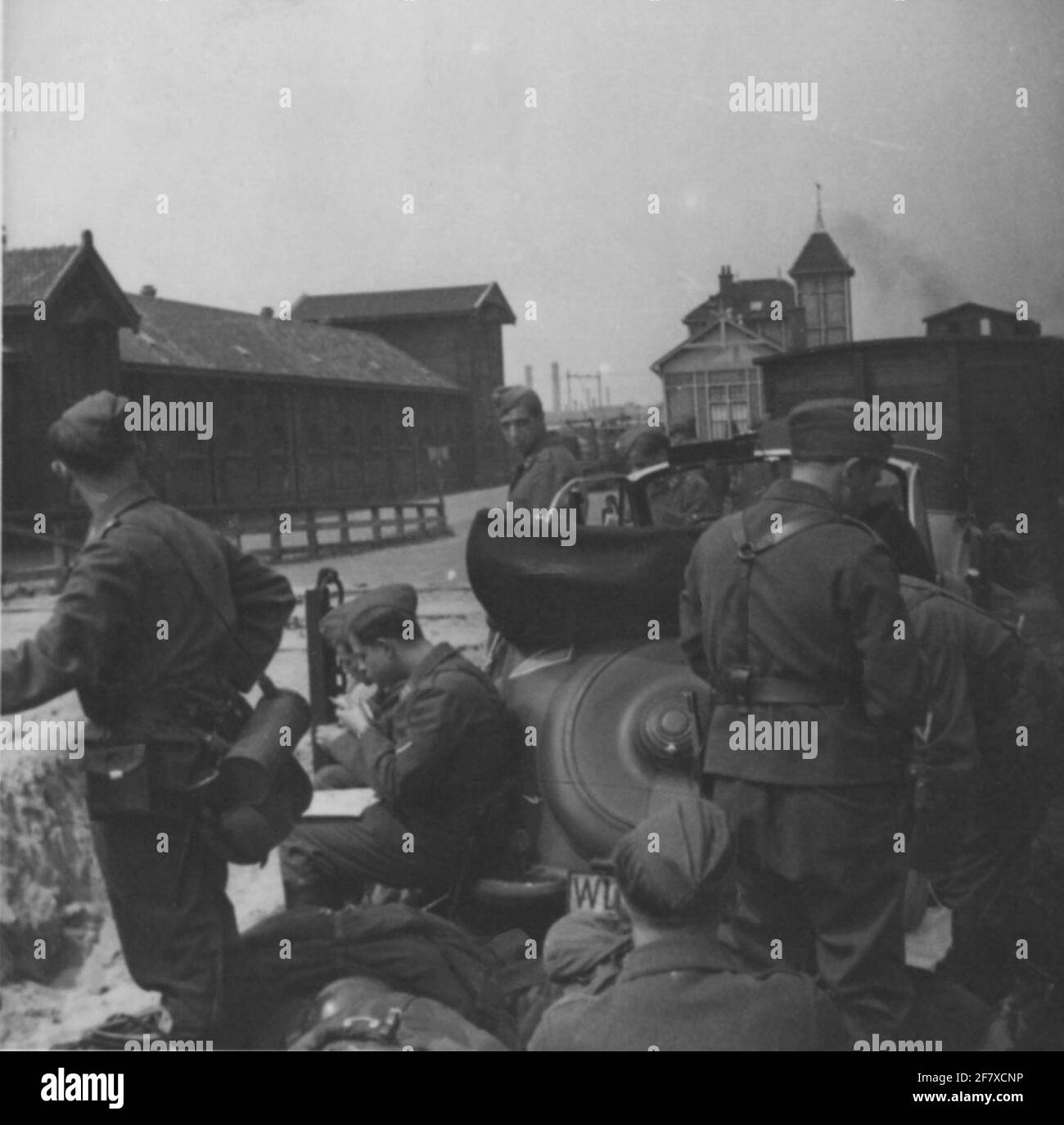 Véhicules de la Luftwaffe et membres du Jagdgeschwader 52 à Amsterdam gare pour le déménagement à l'avant Banque D'Images