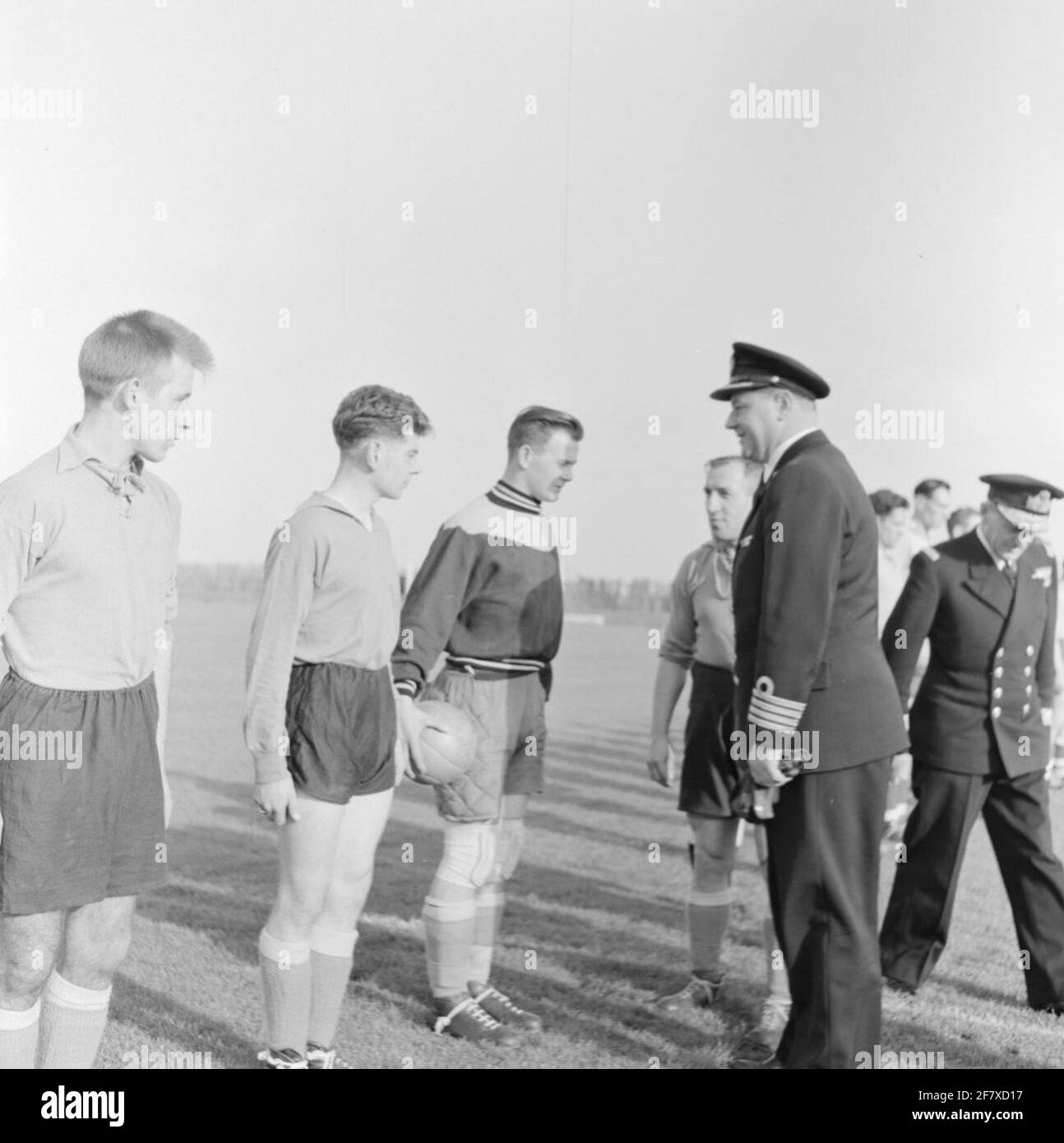Match de football entre les équipes maritimes belges et néerlandaises. Fait partie de la série d'objets AVDKM 54757 à 54765 Banque D'Images