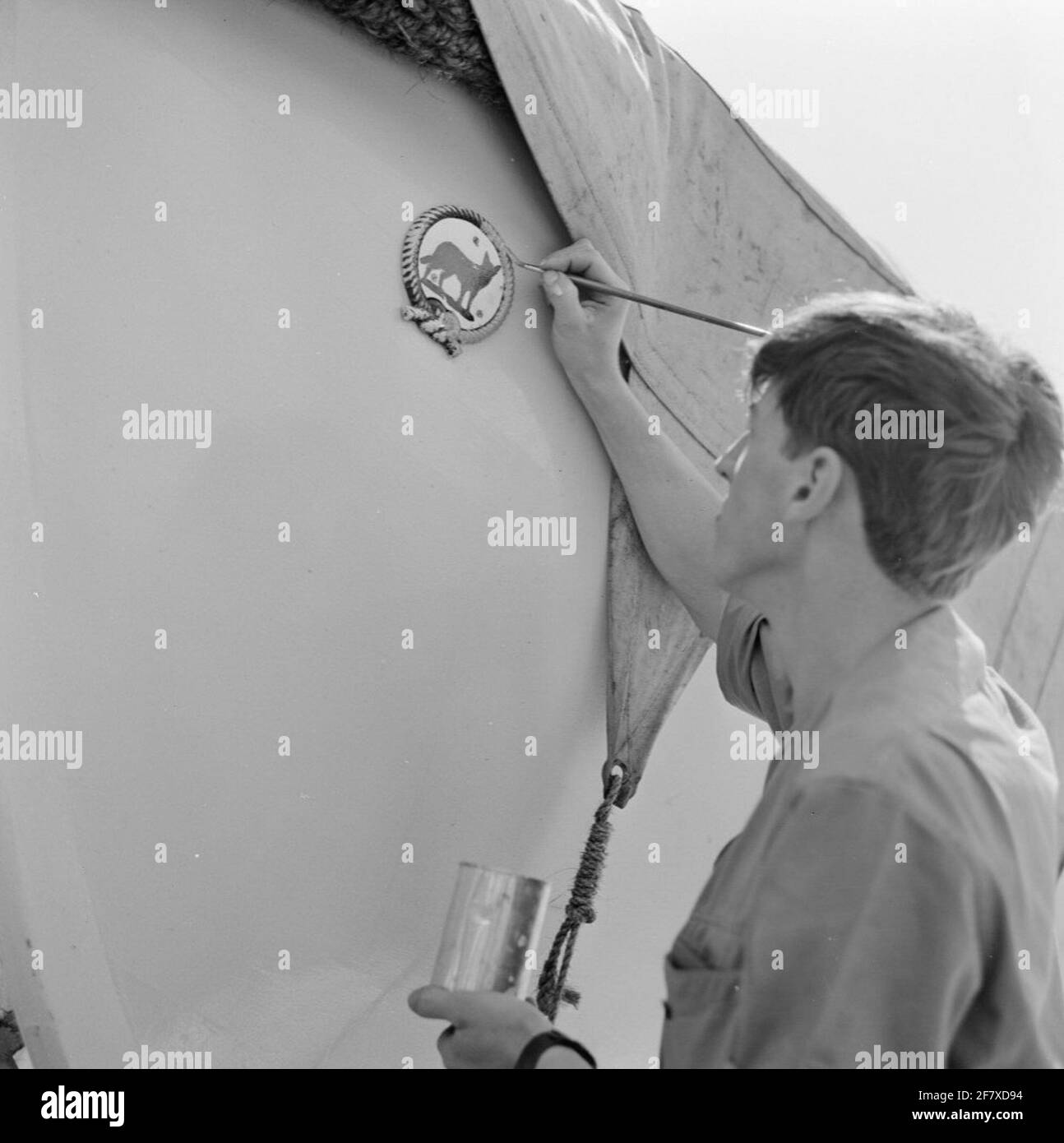 Inspection de la pêche en mer du Nord avec la frégate de la classe des prédateurs HR.Mme WOLF (F 817) (1954-1984) (EX-USS PCE 1607). Le logo du navire sur la boucle est mis à jour. Banque D'Images