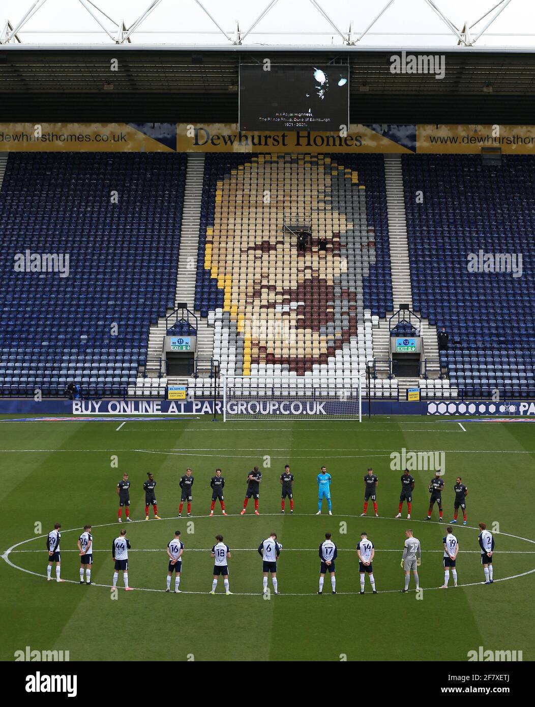 Preston, Royaume-Uni. Deepdale Stadium, Preston, Lancashire, Royaume-Uni. 10 avril 2021. Championnat de football de la Ligue anglaise de football, Preston North End versus Brentford ; les joueurs observent un silence de quelques minutes pour honorer la vie du Prince Philip, Duc d'Édimbourg, Credit: Action plus Sports/Alamy Live News Credit: Action plus Sports Images/Alamy Live News Banque D'Images