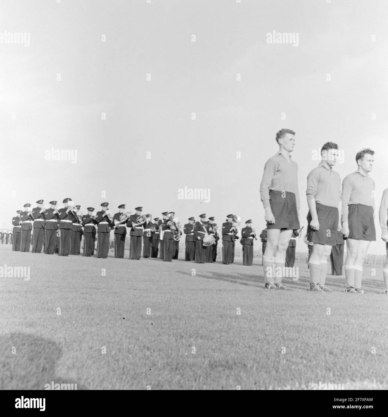 Match de football entre les équipes maritimes belges et néerlandaises. Fait partie de la série d'objets AVDKM 54757 à 54765 Banque D'Images