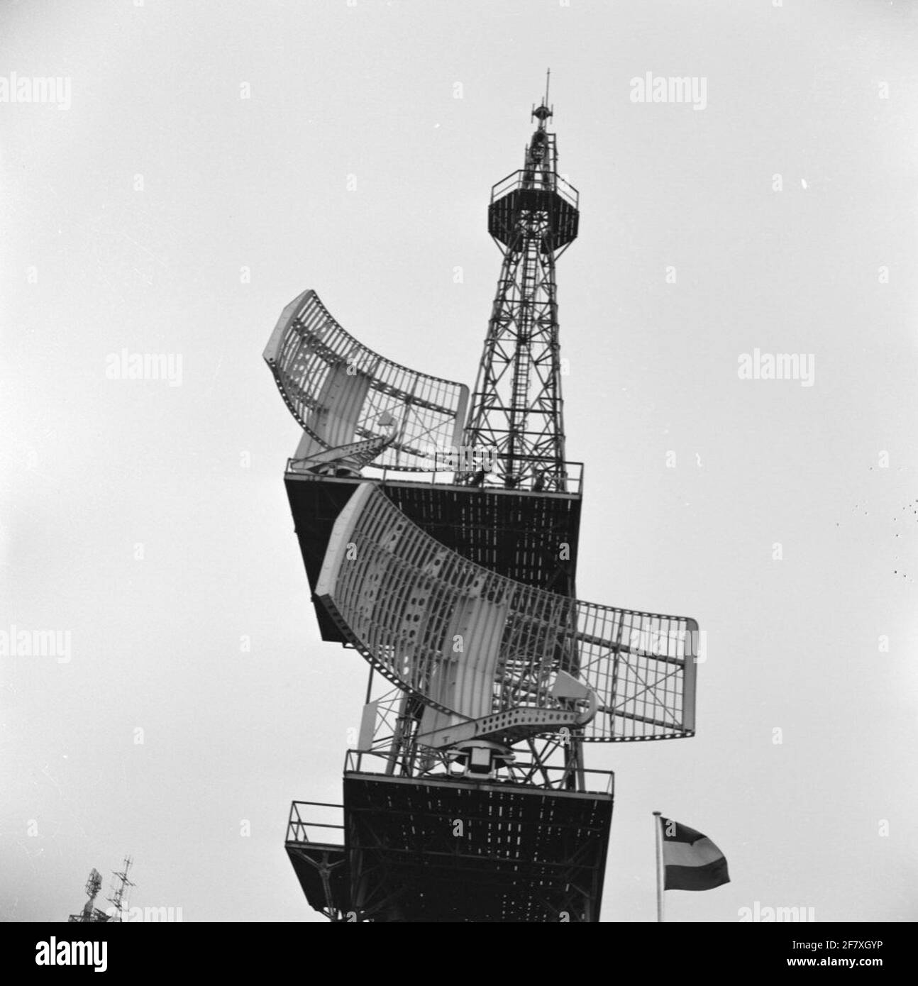 Radapast de l'école d'information de combat de navigation de Den Helder. Les deux sont des radars d'avertissement d'air d'abri cible (2x) (bande S ; environ 2 GHz ; environ 15 cm). Fait partie de la série d'objets AVDKM 540112 à 540116. Banque D'Images