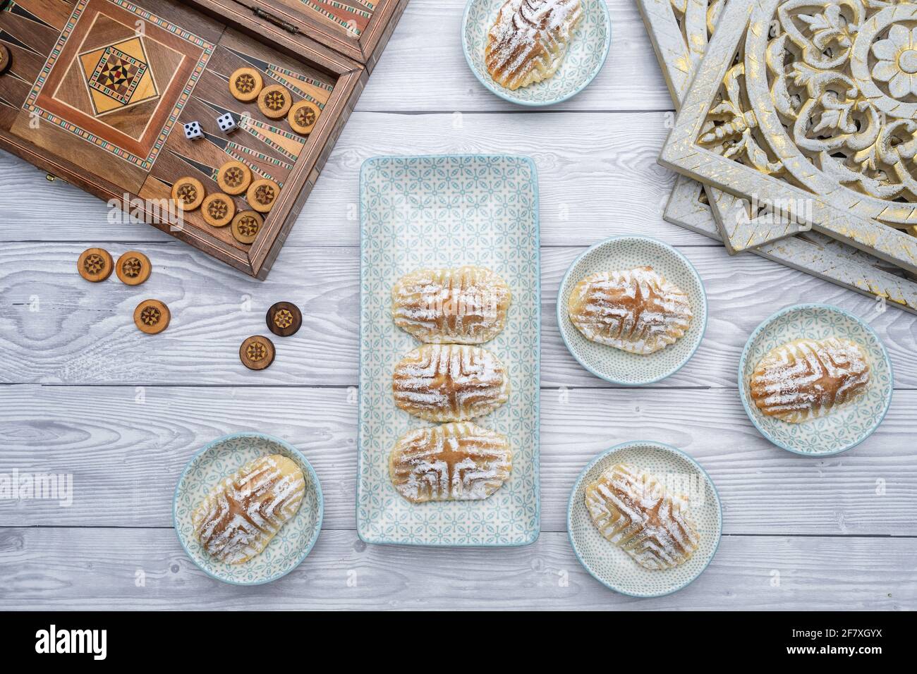 Desserts Eid al-Fitr, Kahk (biscuits Eid) biscuits à la pistachio Maamoul remplis d'arabe. Vue de dessus. Banque D'Images
