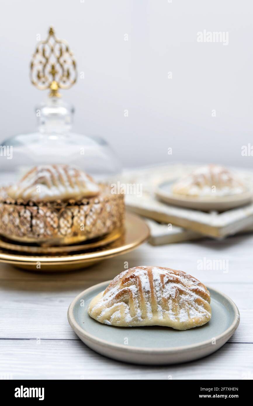 Desserts Eid al-Fitr, Kahk (Eid cookies) Pistachio ou noix à l'arabe appelé Maamoul Cookiesim Glass Dome. Vue latérale. Banque D'Images