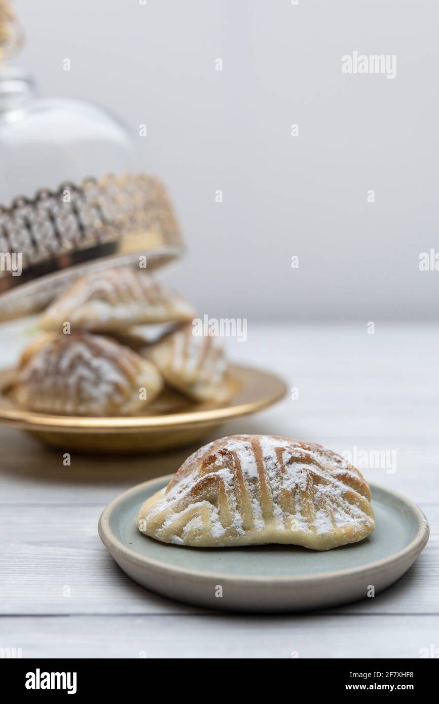 Desserts Eid al-Fitr, Kahk (Eid cookies) Pistachio ou noix à l'arabe appelé Maamoul Cookiesim Glass Dome. Vue latérale. Banque D'Images
