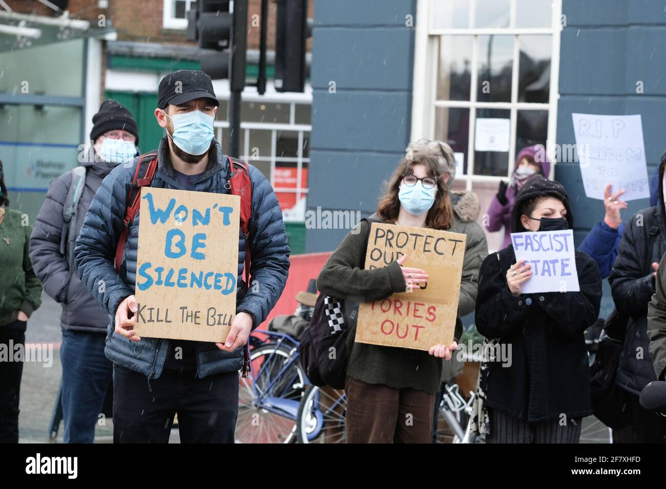 Worcester, Worcestershire, Royaume-Uni – samedi 10 avril 2021 – tuez les manifestants de Bill manifestant dans le centre-ville de Worcester contre le nouveau projet de loi sur la police, la criminalité, la condamnation et les tribunaux ( PCSC ) qui, selon eux, limitera leurs droits à la protestation judiciaire. Photo Steven May / Alamy Live News Banque D'Images