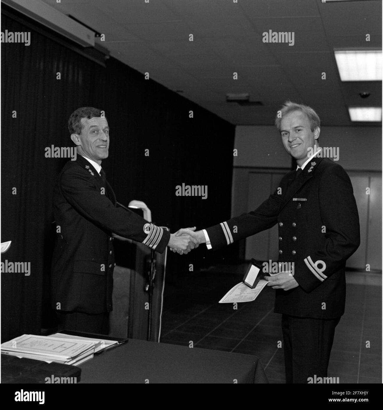 Présentation du diplôme de CCE (CCE) par le chef de l'école opérationnelle de Den Helder Captain-Ter-Zee (KTZ) L.L. Bloc, assisté par le Lieutenant-Ter-Mer de ​​the première classe (LTZ1) H.M. van Binsbergen, sur le Lieutenant-Ter-Mer de ​​the 2e classe catégorie la plus ancienne (LTZ2OC) M. van Lavieren. Banque D'Images