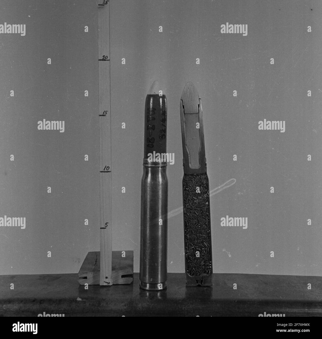 Une grenade complète de 20 mm avec une vue en coupe de la poussée et de la charge explosive. Munitions pour aérokon et polir (objectif d'air). Banque D'Images