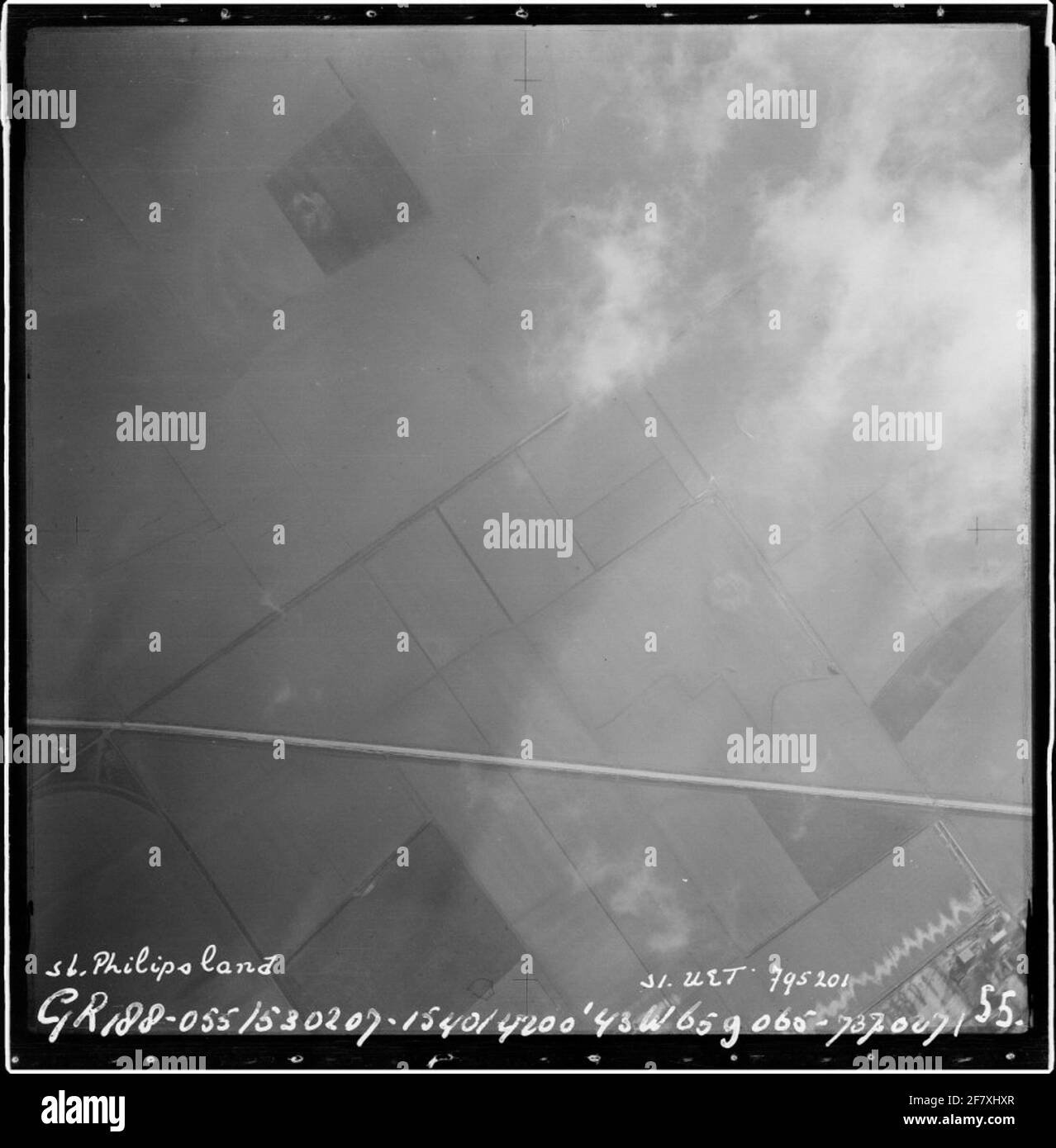 Pénurie d'eau 1953. Vue aérienne de l'ancien polder et vue d'ensemble de la zone touchée par la catastrophe. La route horizontale est encore en construction et est la route de Sluis à Sint Philipsland. Banque D'Images