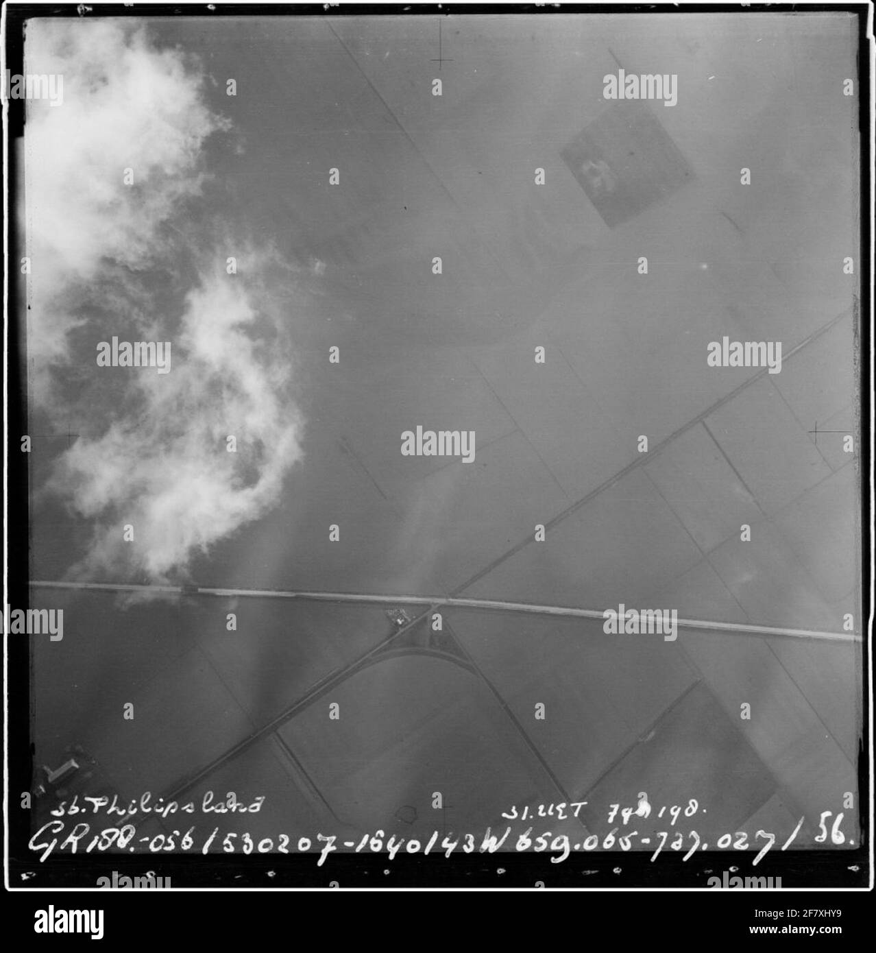 Pénurie d'eau 1953. Vue aérienne de l'ancien polder et vue d'ensemble de la zone touchée par la catastrophe. La route horizontale est encore en construction et est la route de Sluis à Sint Philipsland. Banque D'Images