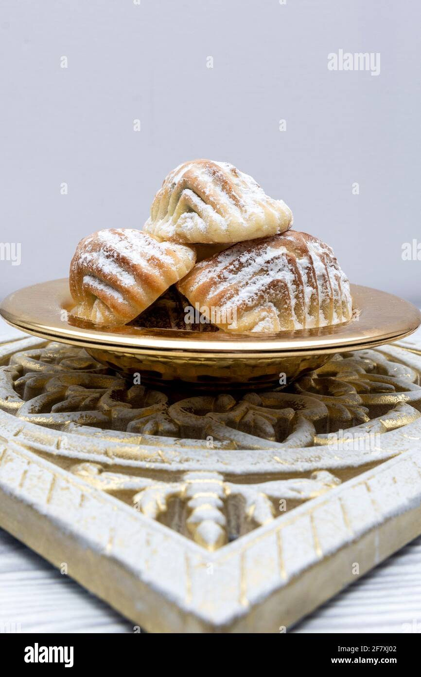 Desserts Eid al-Fitr, Kahk (Eid cookies) Pistachio ou noix à l'arabe appelé Maamoul cookies. Vue latérale. Banque D'Images