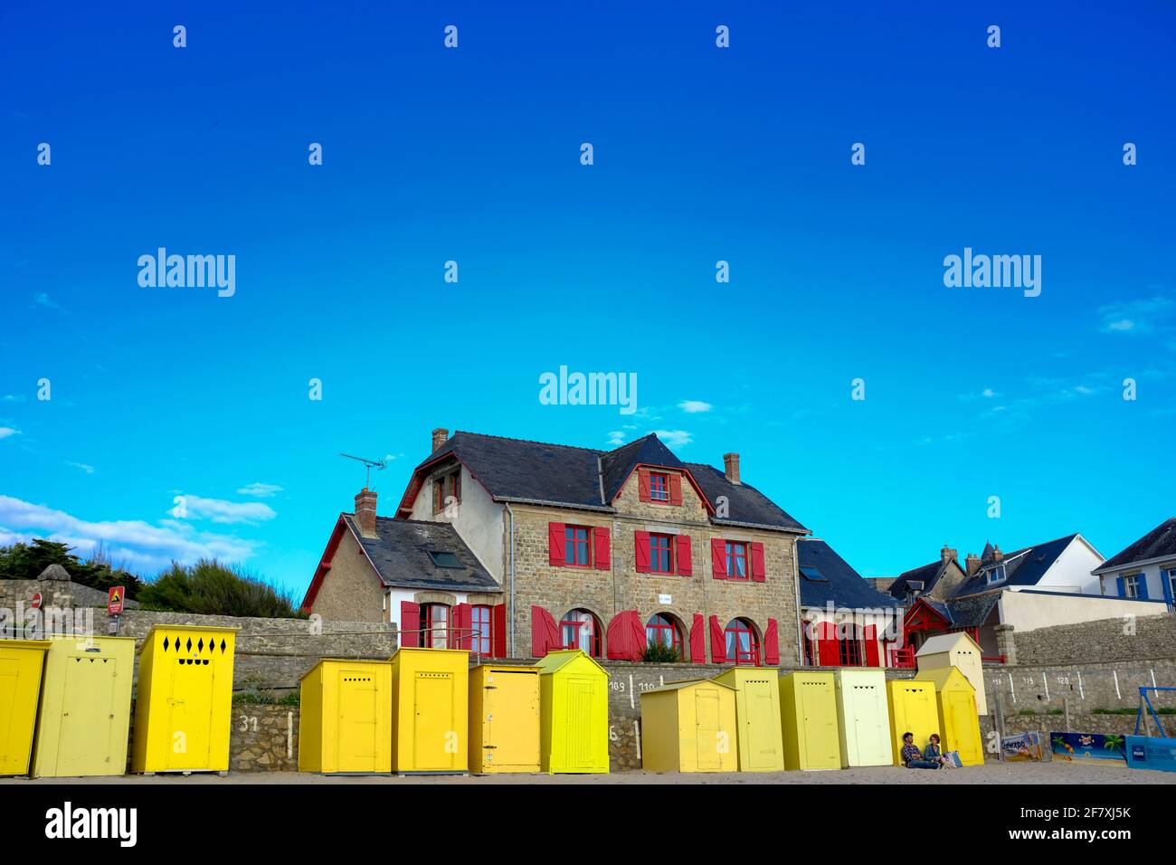 Frankreich, Batz-sur-Mer, 10.07.2020: gelbe Strandhaeuschen und Ferienhaus am Abend am Strand von Saint Michel à Batz-sur-Mer et der franzoesischen A. Banque D'Images