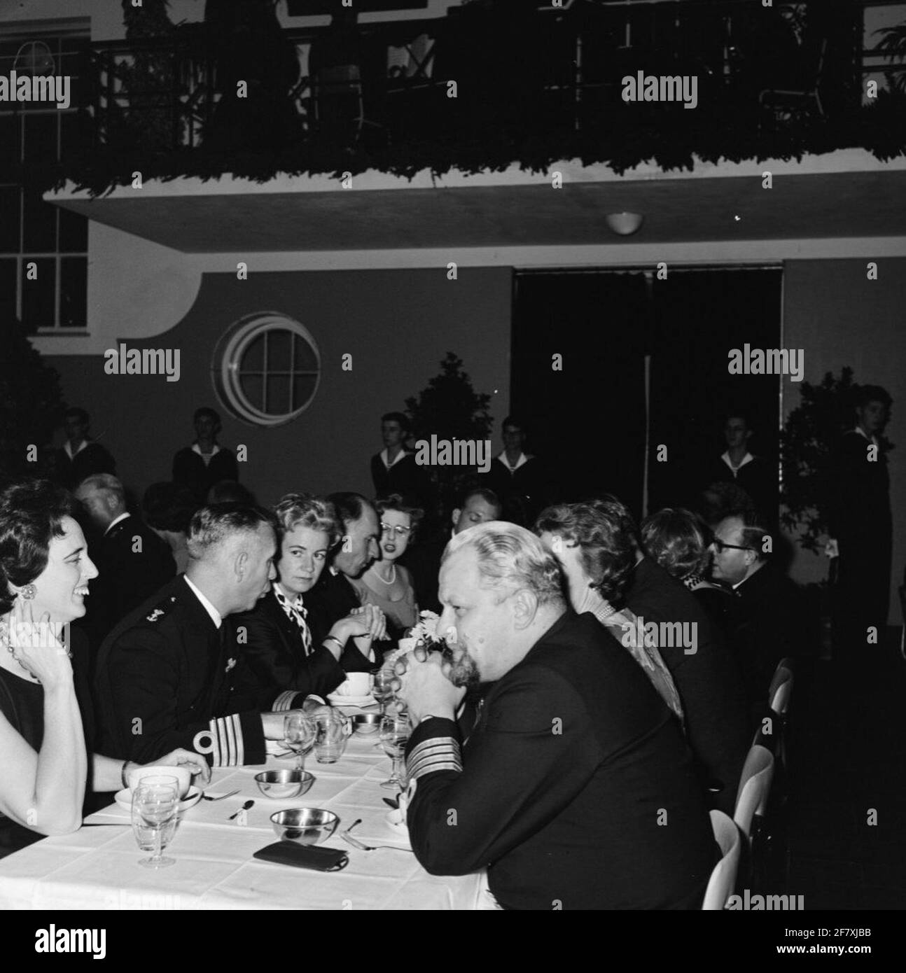 À l'invitation du général-major des Mariniers (GJKAZ) Nass, ses invités, y compris certains officiers américains, se voient offrir un repas indonésien copieux dans le de Ghoutkazerne (VGKAZ) dans le Van Ghantkazerne (VGKAZ). Banque D'Images