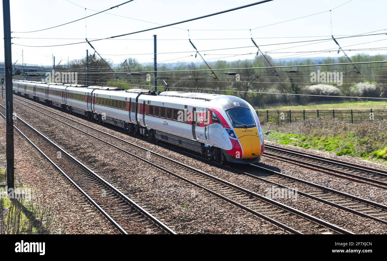 LNER classe 800 Azuma accélère vers le nord sur la ligne principale de la côte est, juste au nord de Hitchin, Hertfordshire, Angleterre, Royaume-Uni Banque D'Images