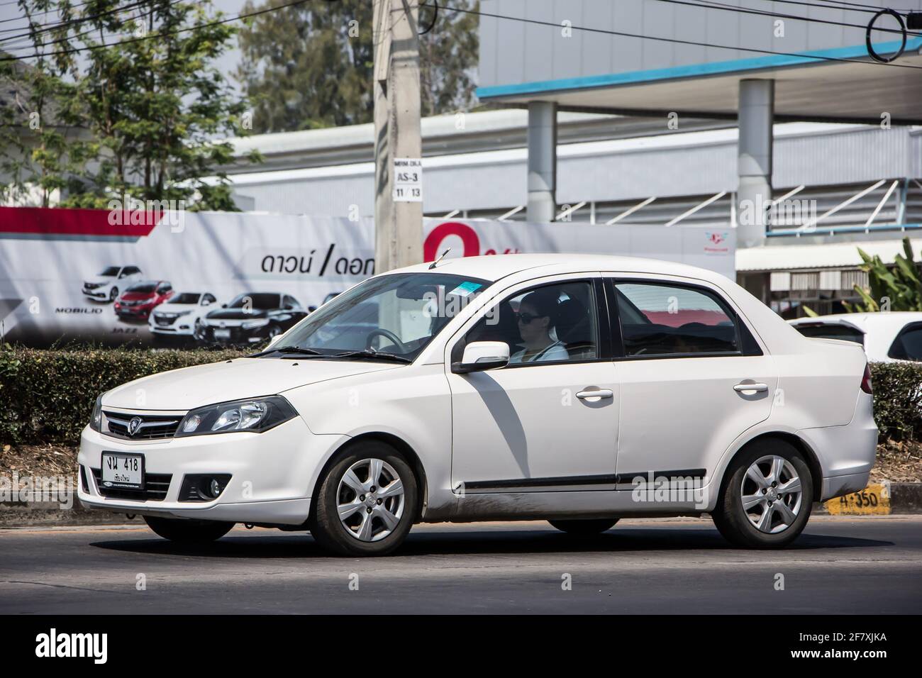 Chiangmai, Thaïlande - Mars 5 2021: Voiture privée, Proton Persona. Photo sur la route n°121 à environ 8 km du centre-ville de Chiangmai, thaïlande. Banque D'Images