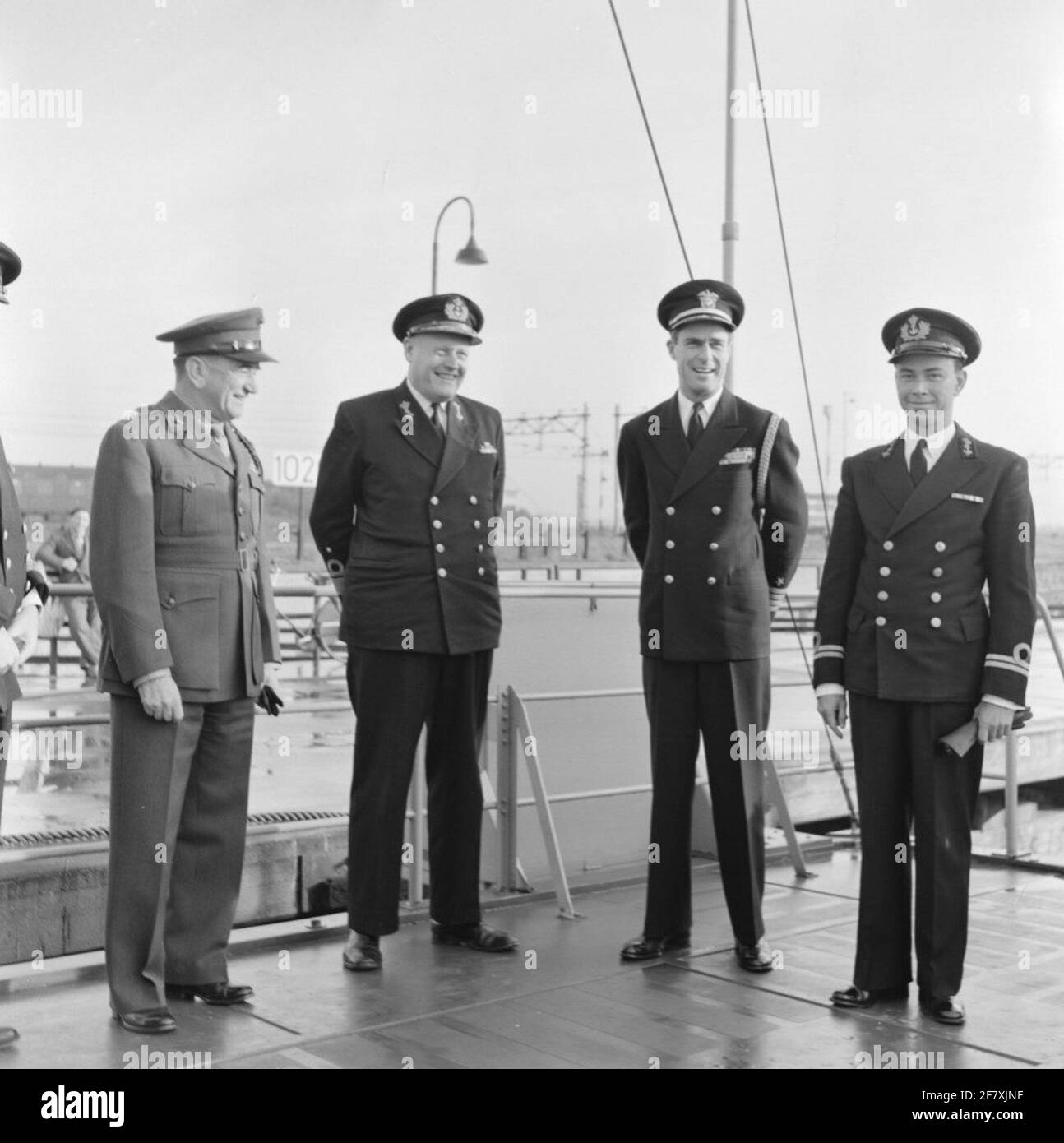 Le vice-Admiraal A. de Booy, commandant des travailleurs de la marine, visite les RH. Mme Beemster (1953-1973). Fait partie de la série d'objets AVDKM 530352, 530353 et 530364. Banque D'Images