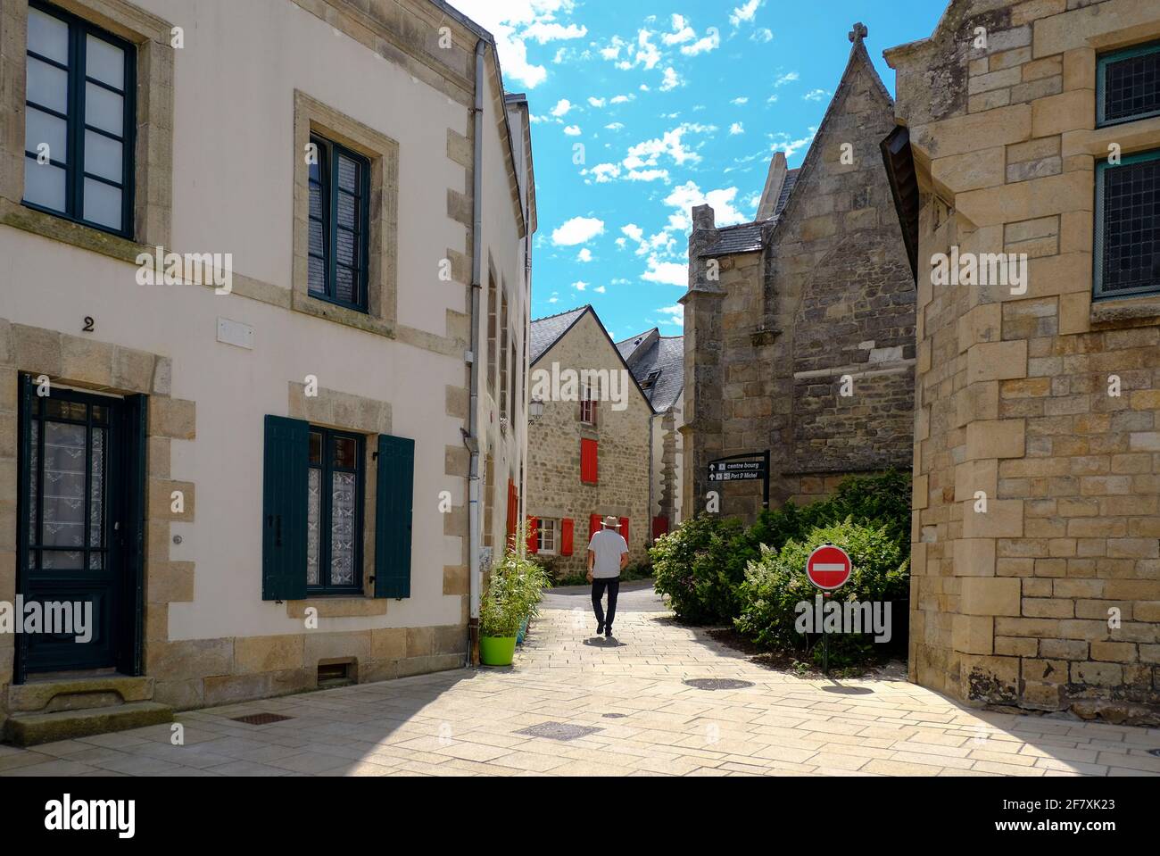Frankreich, Batz-sur-Mer, 10.07.2019: Gasse neben der Kirche Saint-Guénolé aus dem 15./16. Jahrhundert à Batz-sur-Mer et der franzoesischen Atlantikk Banque D'Images