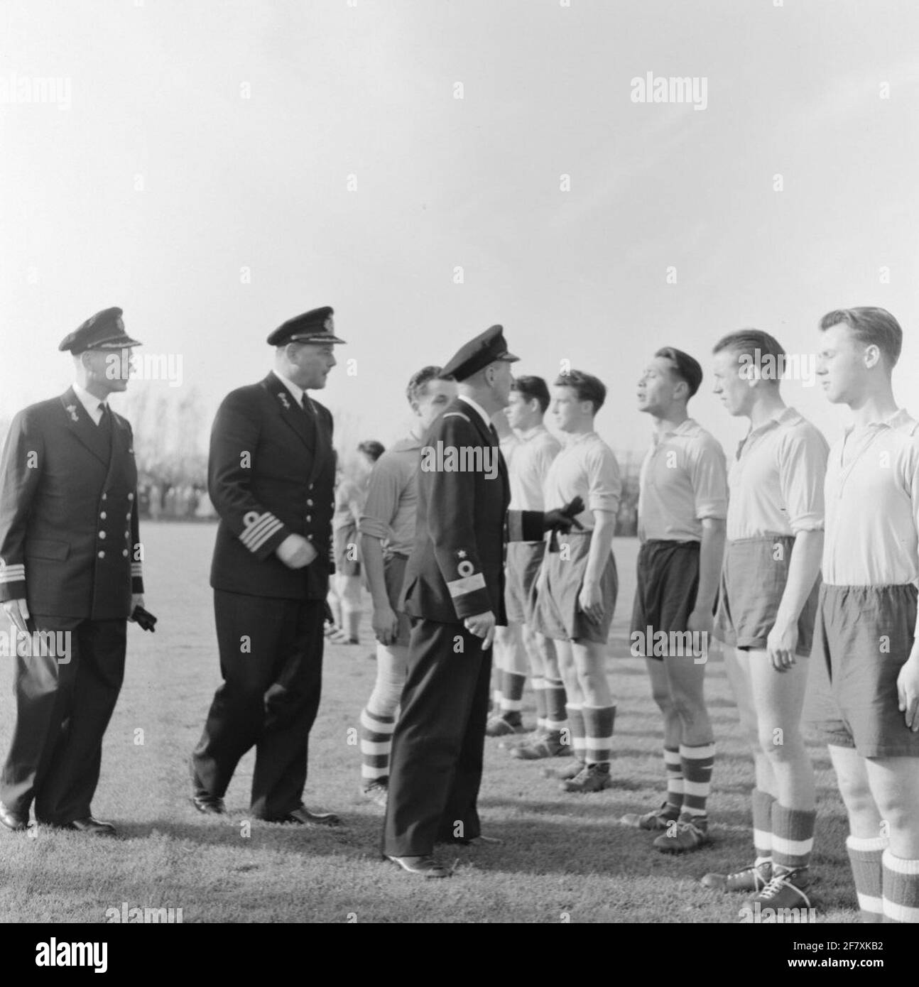 Match de football entre les équipes maritimes belges et néerlandaises. Fait partie de la série d'objets AVDKM 54757 à 54765 Banque D'Images