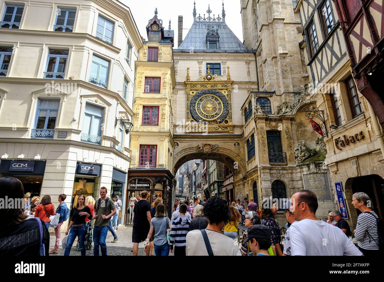 Frankreich, Normandie, Rouen, 27.07.2019: Die gros-Horloge, eine grosse alte astronomische Uhr mit nur einem Stundenzeiger, in einem Torhaus in der Al Banque D'Images