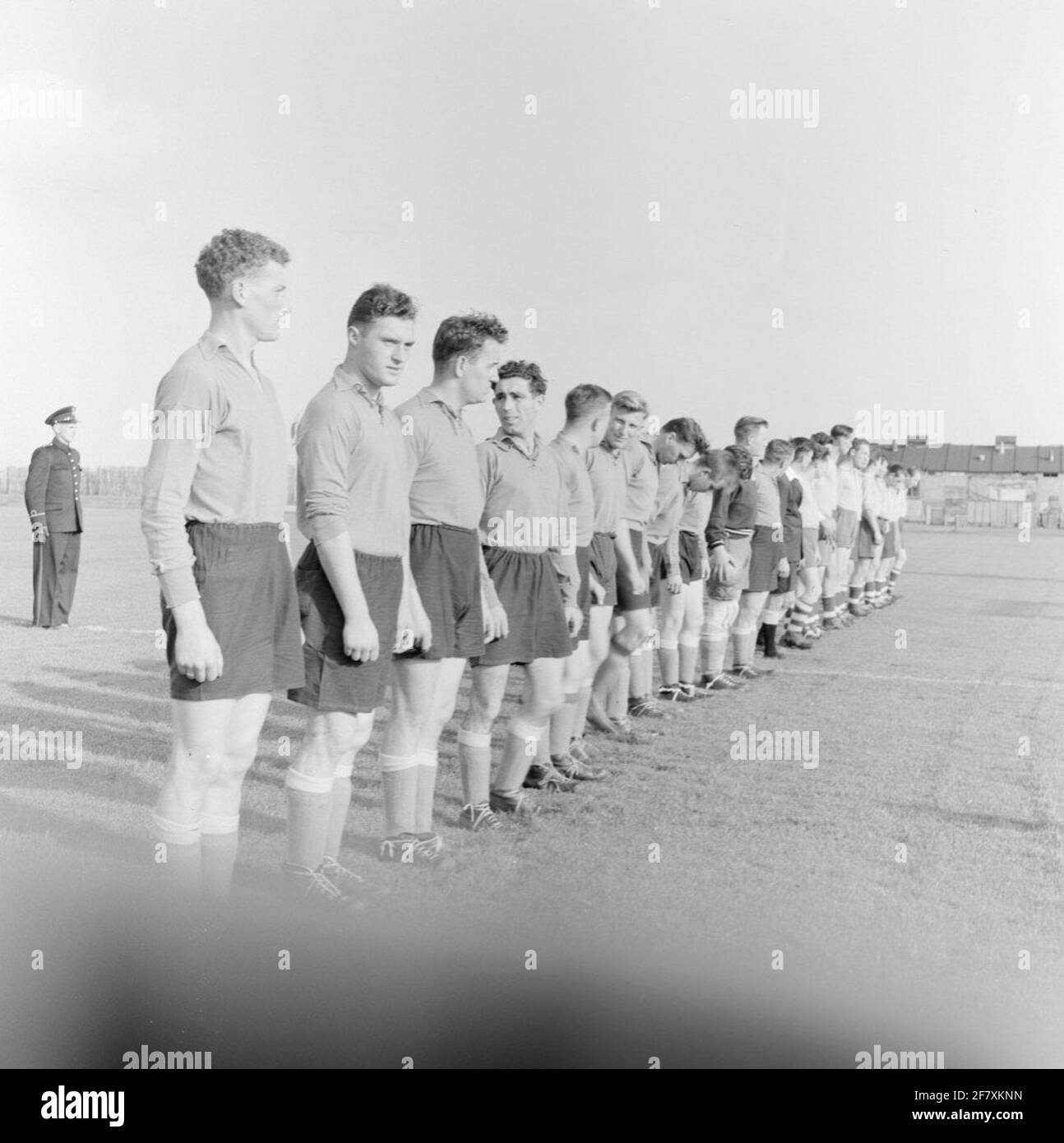Match de football entre les équipes maritimes belges et néerlandaises. Fait partie de la série d'objets AVDKM 54757 à 54765 Banque D'Images