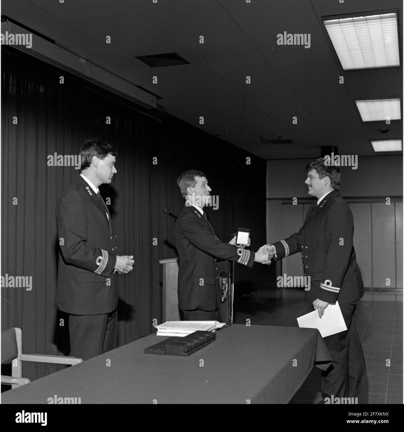 Présentation du diplôme de CCE (CCE) par le chef de l'école opérationnelle de Den Helder Captain-Ter-Zee (KTZ) L.L. Bloc, assisté par le Lieutenant-Ter-Mer de ​​the première classe (LTZ1) H.M. van Binsbergen au Lieutenant-Ter-Mer de ​​the 2e classe plus ancienne catégorie (LTZ2OC) P. G.B. Adeest. Banque D'Images