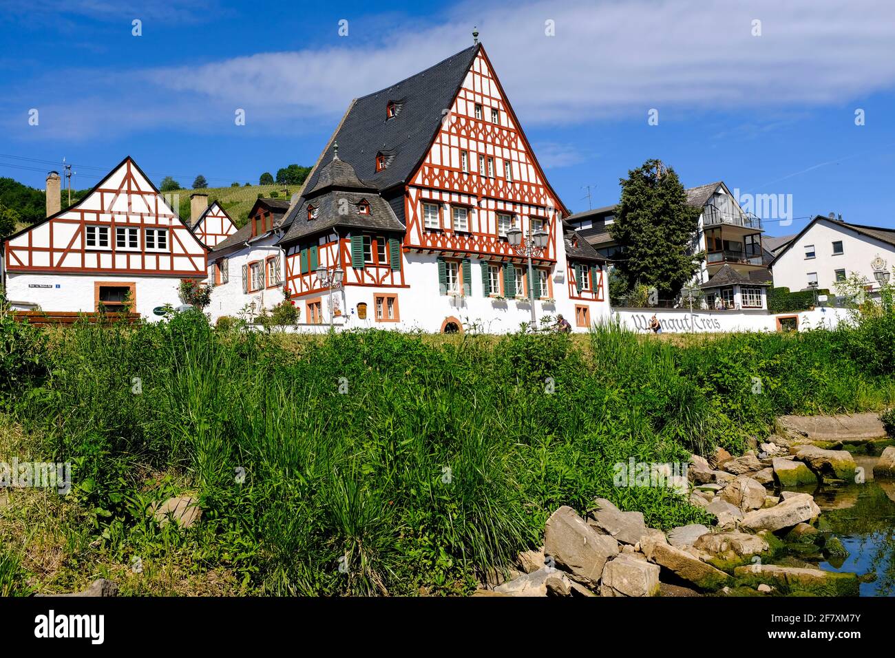 DEU, Deutschland, Rheinland-Pfalz, Zell, 19.05.2020: Praechtiges altes Fachwerkhaus, das zum Weingut Treis gehoert, im Weinort Zell-Kairt am Ufer der Banque D'Images