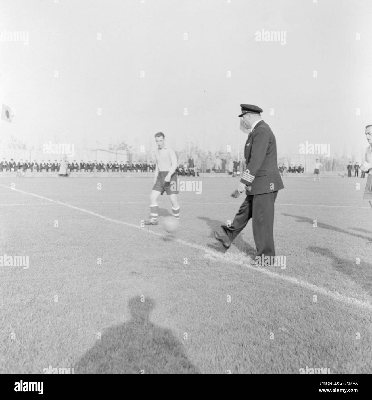 Match de football entre les équipes maritimes belges et néerlandaises. Fait partie de la série d'objets AVDKM 54757 à 54765 Banque D'Images