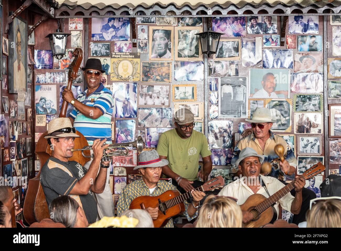 Des musiciens jouent en direct à Casa de la Trova, Santiago de Cuba, Cuba Banque D'Images