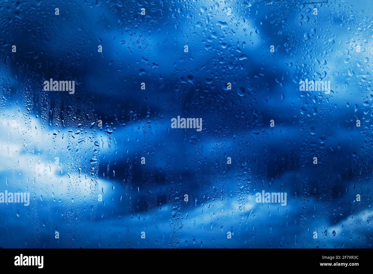 Verre humide et embué sous la pluie, sur fond de nuages. Nuages pluvieux nuageux Banque D'Images