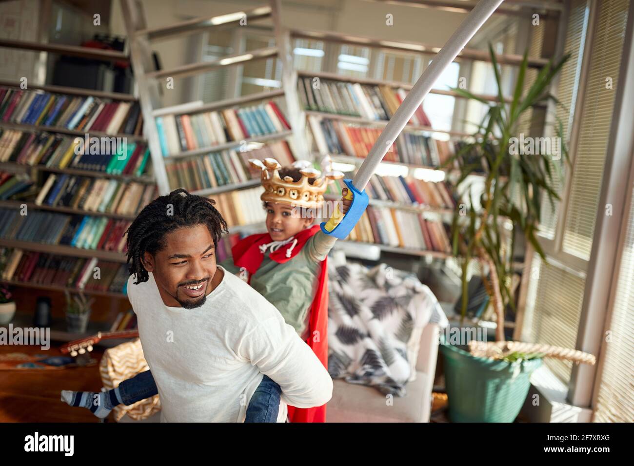 Père et fils afro-américains jouant ensemble à la maison Banque D'Images