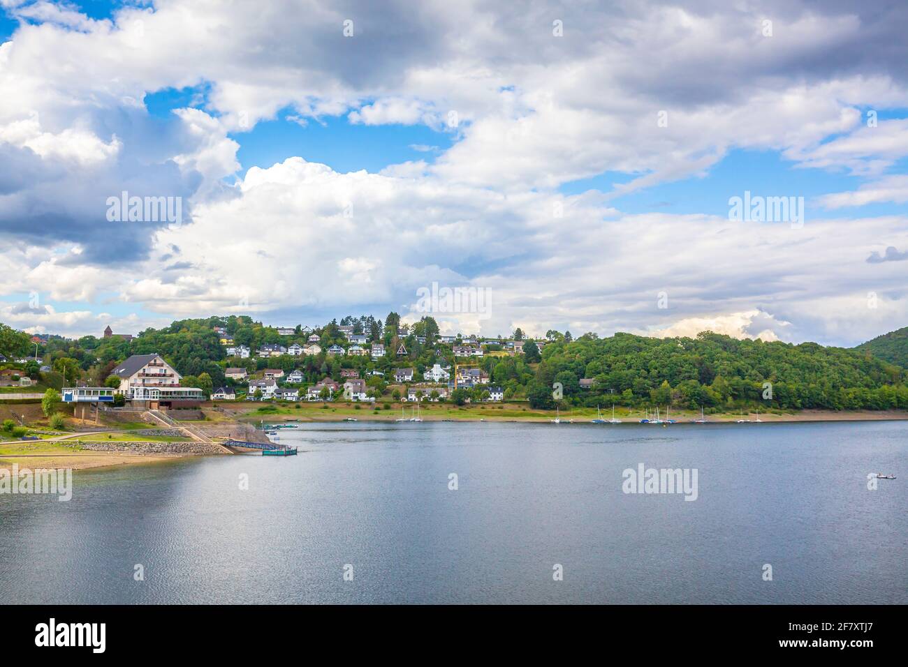 Rurberg et Rursee lors d'une belle journée en été. Point de repère touristique pour les cyclistes, les sports nautiques et les activités d'hyking. Banque D'Images